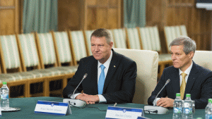 64% dintre români au încredere în Klaus Iohannis şi 50% în Dacian Cioloş